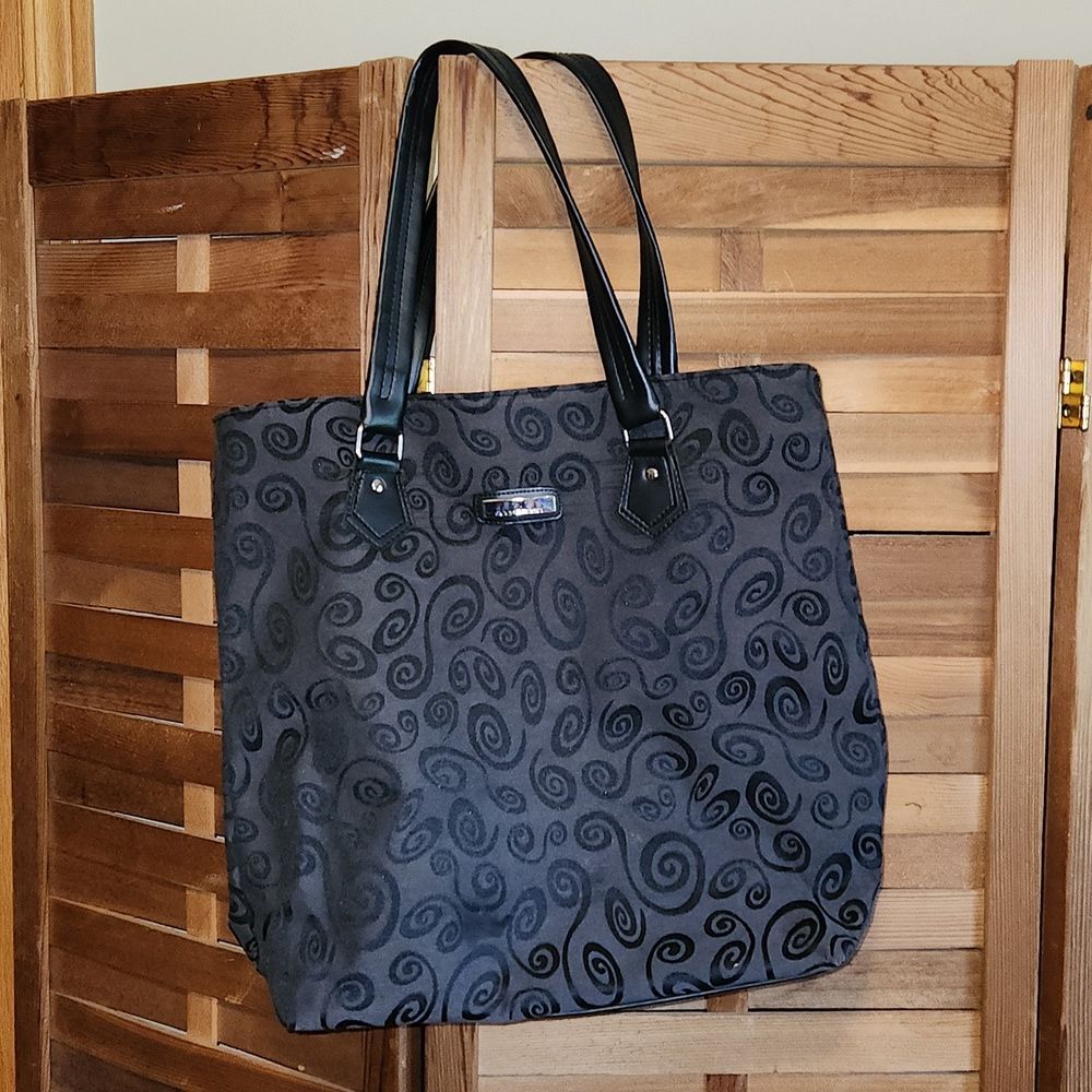 NWOT Retro Moda Design Black Shoulder/Travel Bag